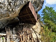29 A quota 1400 m il caratteristico Rifugio Carobbio  (privato) appollaiato sulle rocce